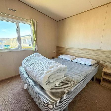 6 Berth Caravan For Hire With Wifi At Seawick Holiday Park In Essex Ref 27025Hv Clacton-on-Sea Exteriör bild