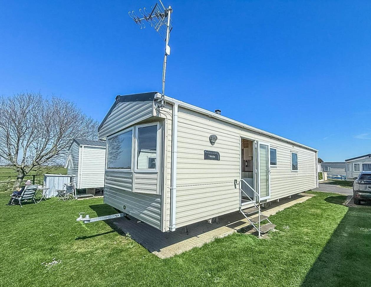 6 Berth Caravan For Hire With Wifi At Seawick Holiday Park In Essex Ref 27025Hv Clacton-on-Sea Exteriör bild