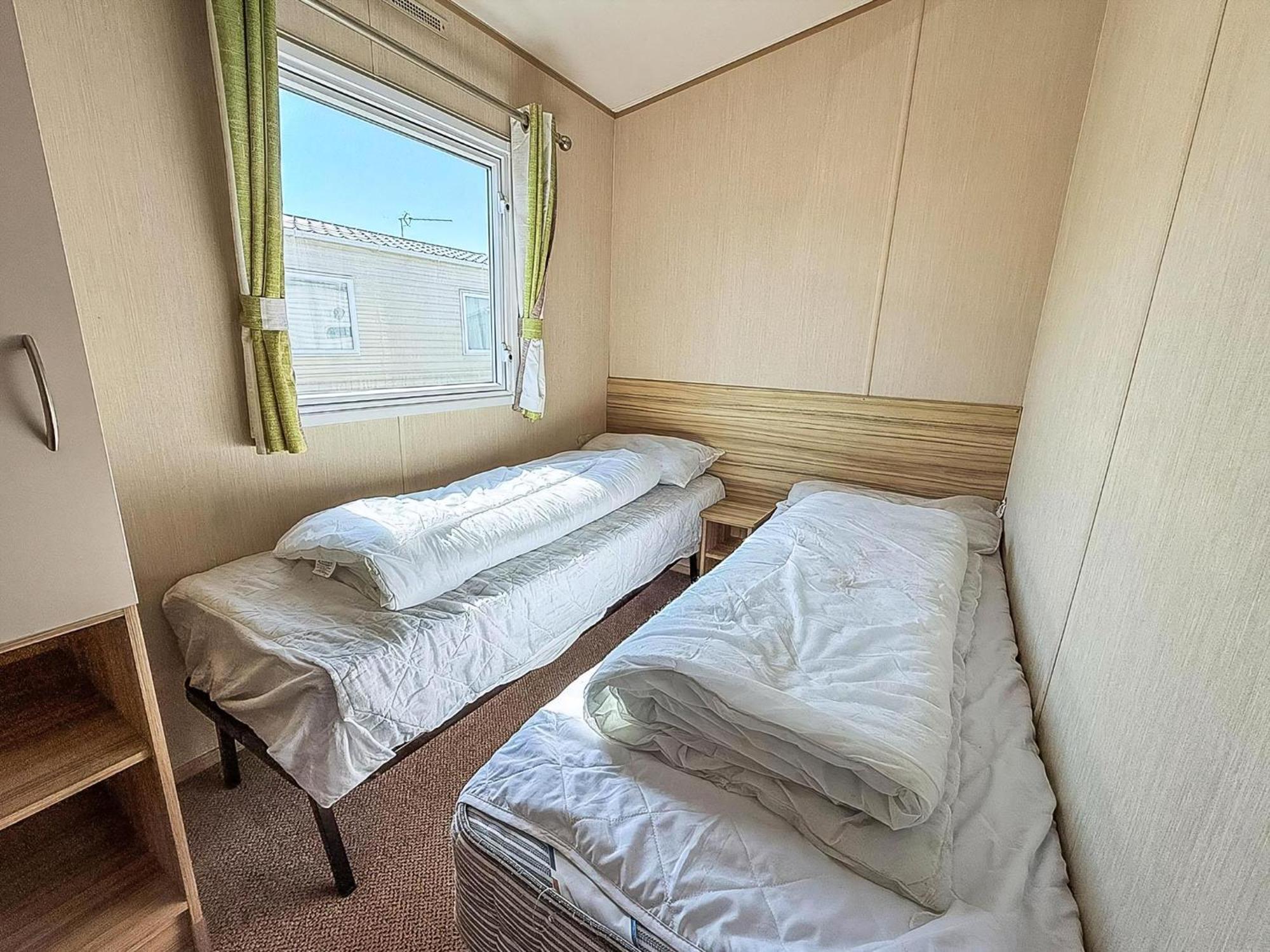 6 Berth Caravan For Hire With Wifi At Seawick Holiday Park In Essex Ref 27025Hv Clacton-on-Sea Exteriör bild