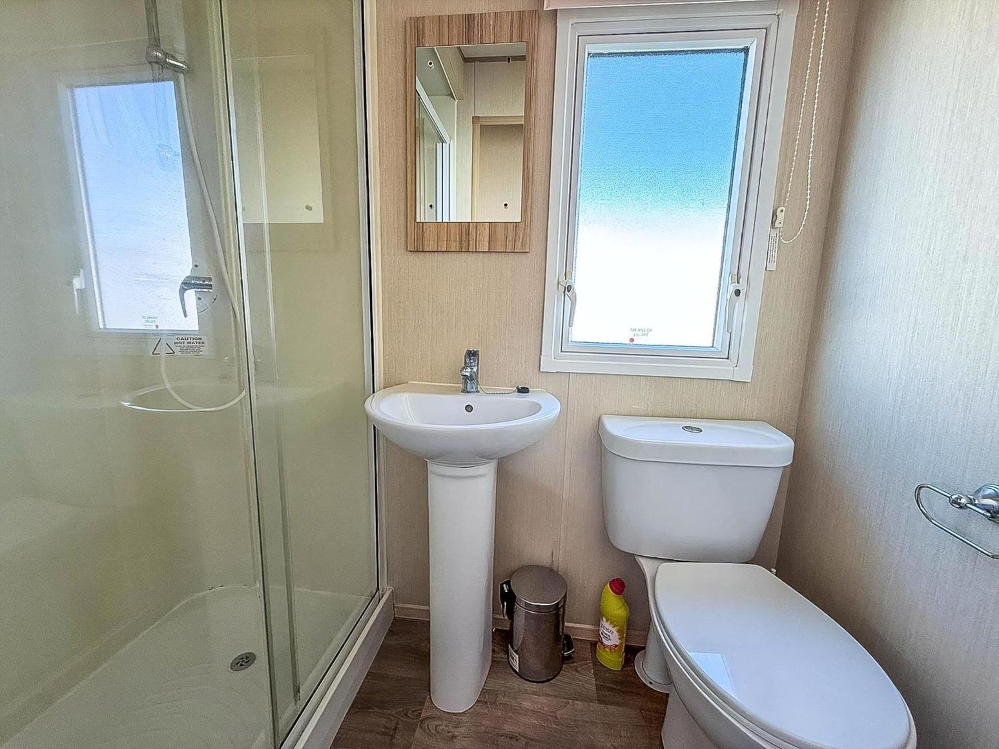 6 Berth Caravan For Hire With Wifi At Seawick Holiday Park In Essex Ref 27025Hv Clacton-on-Sea Exteriör bild