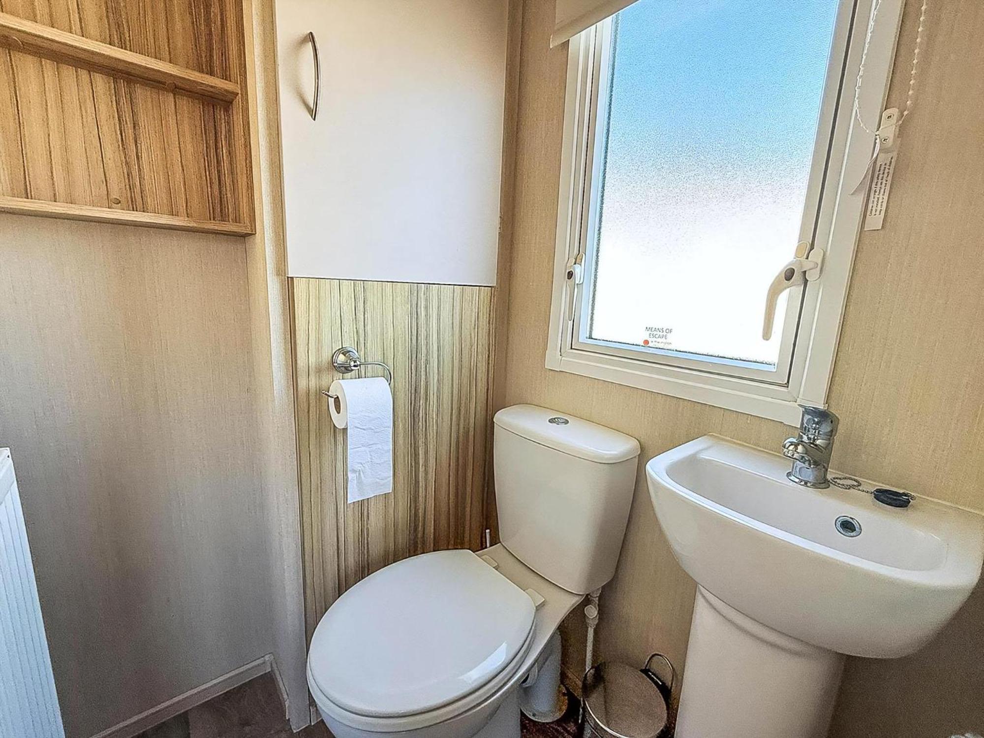 6 Berth Caravan For Hire With Wifi At Seawick Holiday Park In Essex Ref 27025Hv Clacton-on-Sea Exteriör bild