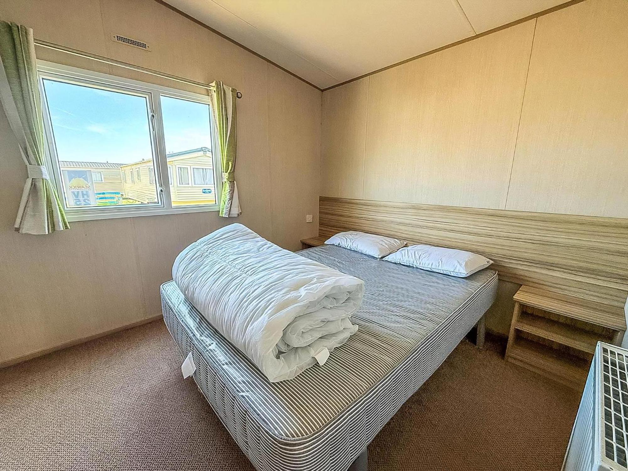 6 Berth Caravan For Hire With Wifi At Seawick Holiday Park In Essex Ref 27025Hv Clacton-on-Sea Exteriör bild