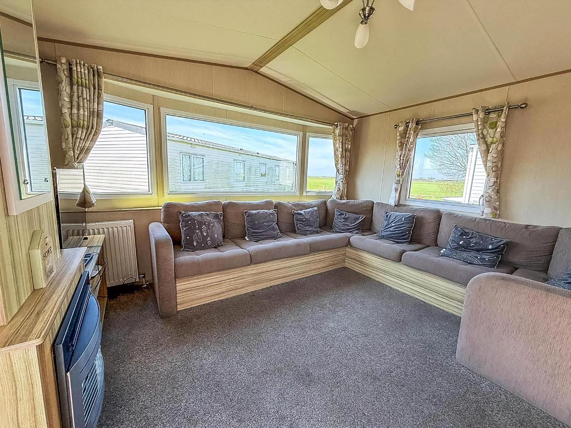 6 Berth Caravan For Hire With Wifi At Seawick Holiday Park In Essex Ref 27025Hv Clacton-on-Sea Exteriör bild