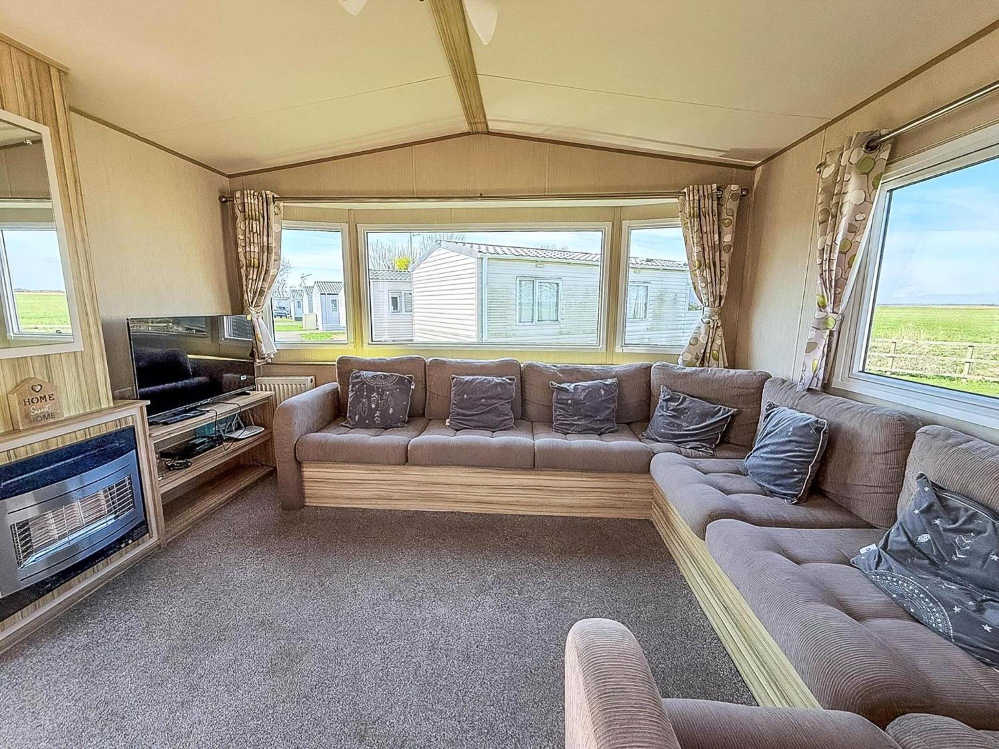 6 Berth Caravan For Hire With Wifi At Seawick Holiday Park In Essex Ref 27025Hv Clacton-on-Sea Exteriör bild